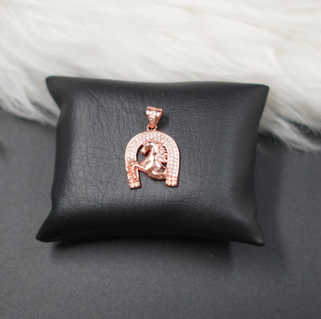 Miniatura 1 de DIJE CABALLO ROSADO PIEDRAS BLANCAS